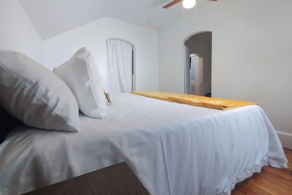Historic W/Deck, King Bed & Air By Lake Michigan Manistee Ngoại thất bức ảnh